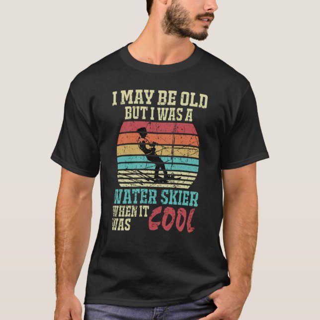 Never Underestimate An Old Man On A Ski Skiing Ski T Shirt (Framsida)