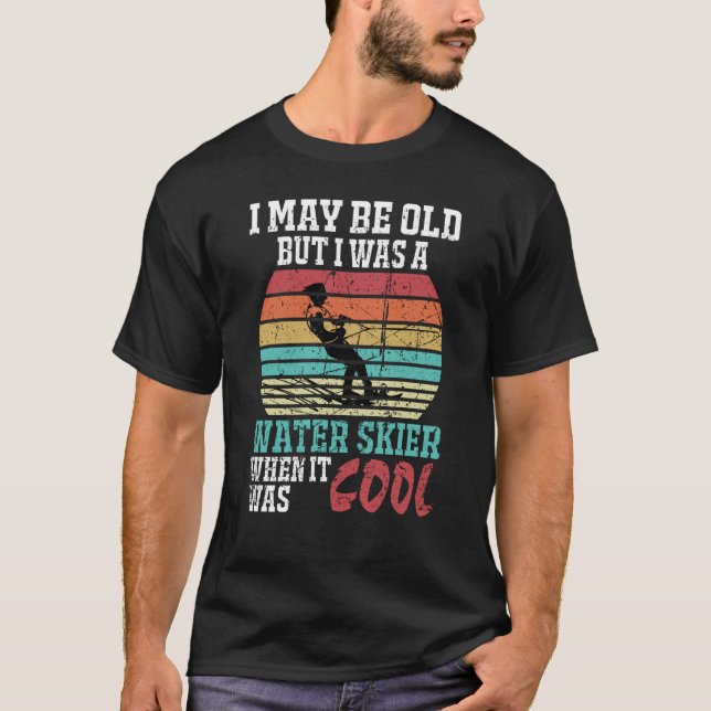 Never Underestimate An Old Man On A Ski Skiing Ski T Shirt (Framsida)