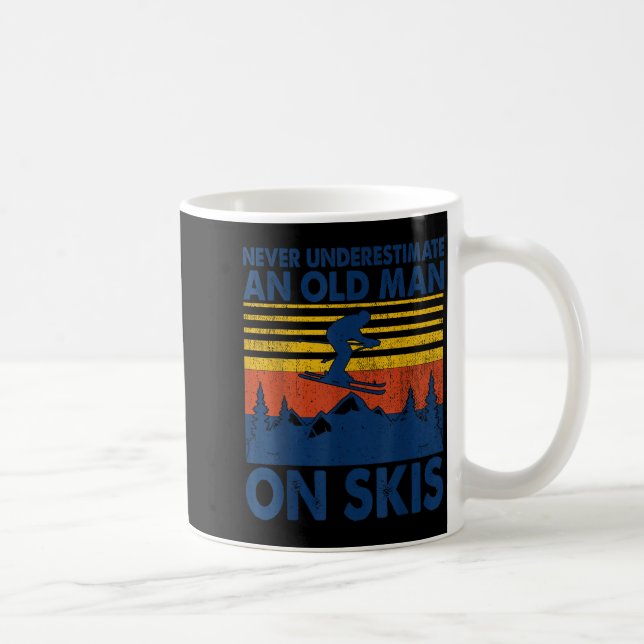 Never Underestimate An Old Man On Skis Funny Winte Kaffemugg (Höger)