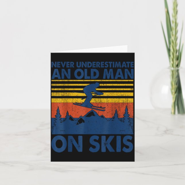 Never Underestimate An Old Man On Skis Funny Winte Kort (Framsida)