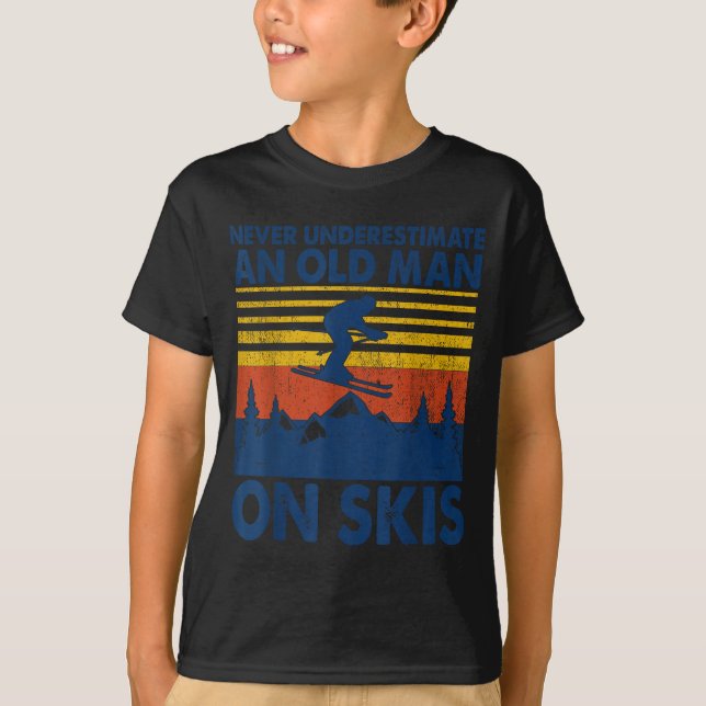 Never Underestimate An Old Man On Skis Funny Winte T Shirt (Framsida)
