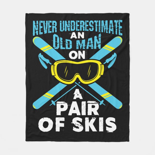 Never Underestimate an Old Man Pair of Skis Fleecefilt (Framsidan)