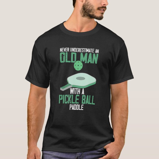 Never Underestimate an Old Man Pickle Ball Paddle T Shirt (Framsida)