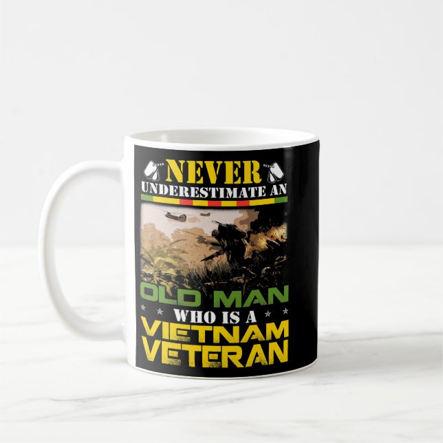 Never Underestimate an OLD MAN Vietnam Veteran Fat Kaffemugg (Vänster)
