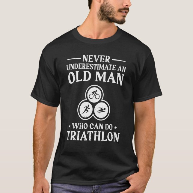 Never Underestimate An Old Man Who Can Do Triathlo T Shirt (Framsida)