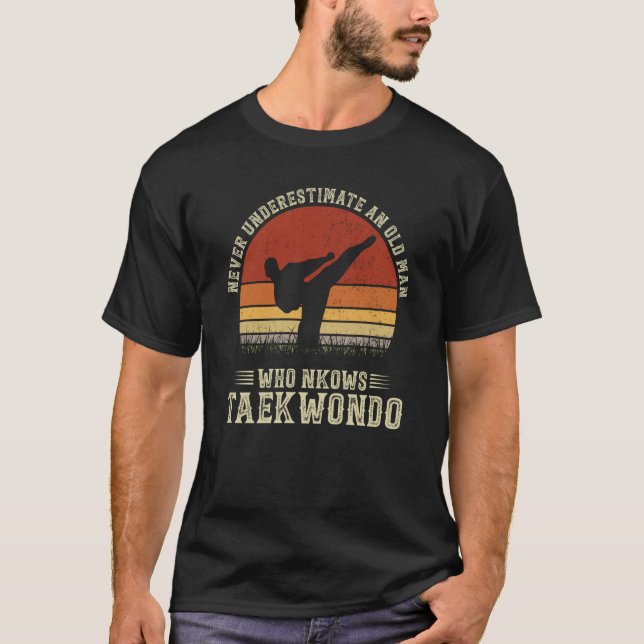Never Underestimate An Old Man Who Knows Taekwondo T Shirt (Framsida)