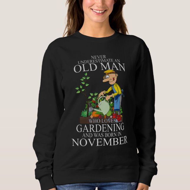 Never Underestimate An Old Man Who Loves Gardening T Shirt (Framsida)