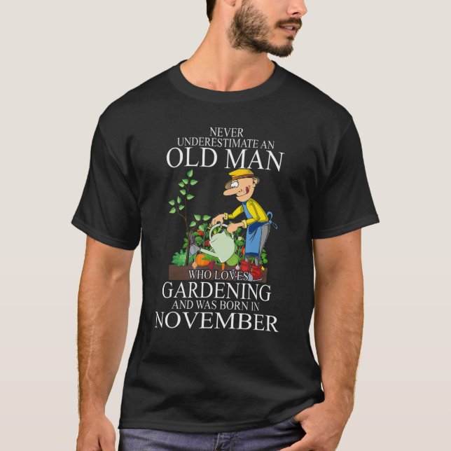 Never Underestimate An Old Man Who Loves Gardening T Shirt (Framsida)