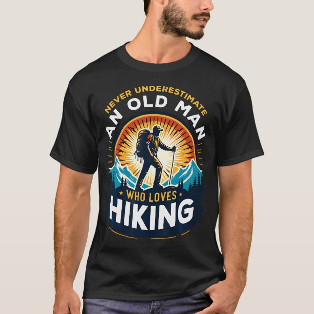 Never Underestimate An Old Man Who Loves Hiking Hi T Shirt (Framsida)