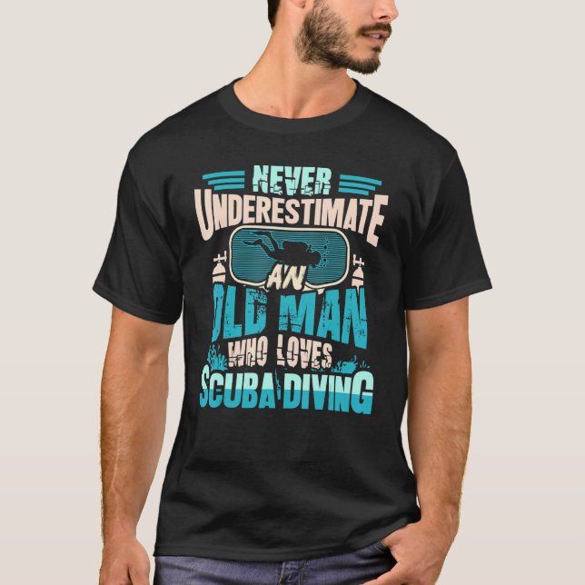 Never Underestimate An Old Man Who Loves Scuba Div T Shirt (Framsida)