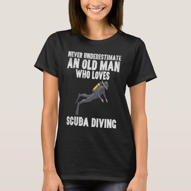 Never Underestimate An Old Man Who Loves Scuba Div T Shirt (Framsida)