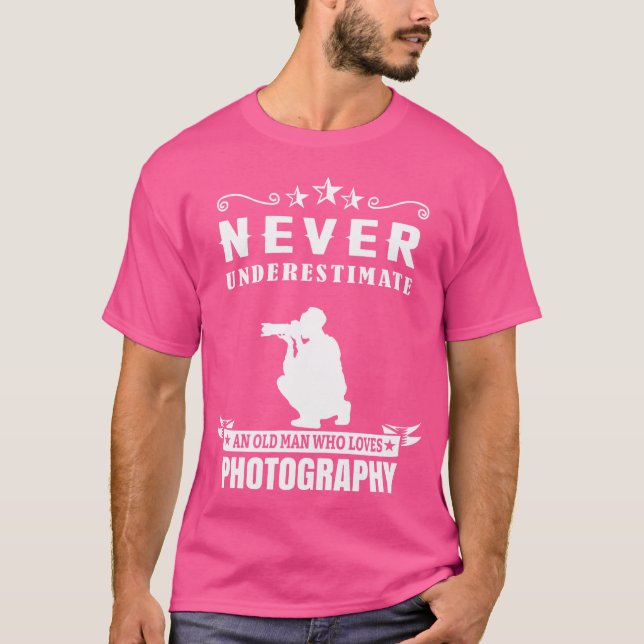 Never Underestimate An Old Man Who Photography T Shirt (Framsida)