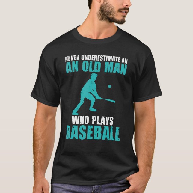 Never underestimate an old Man who plays Baseball T Shirt (Framsida)