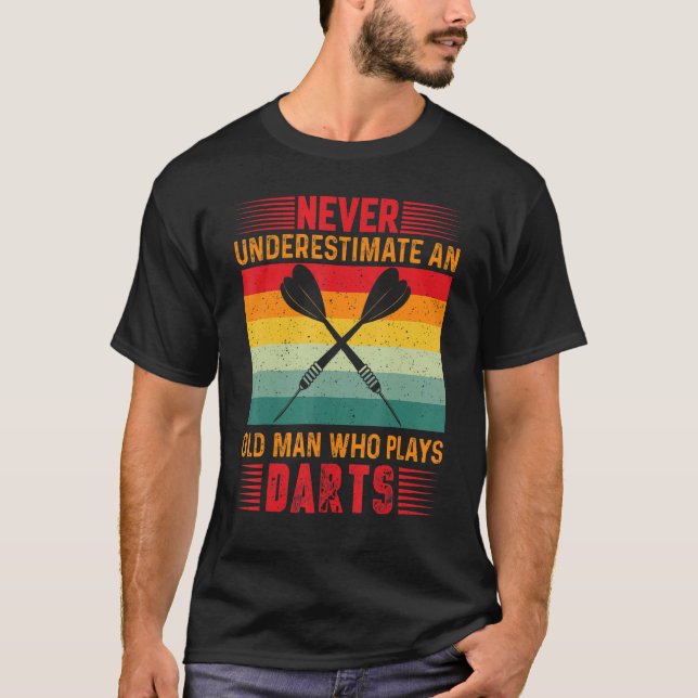Never Underestimate An Old Man Who Plays Darts Pla T Shirt (Framsida)