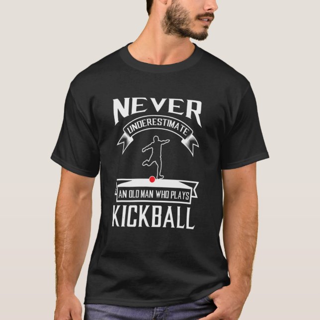 Never Underestimate An Old Man Who Plays Kickball T Shirt (Framsida)