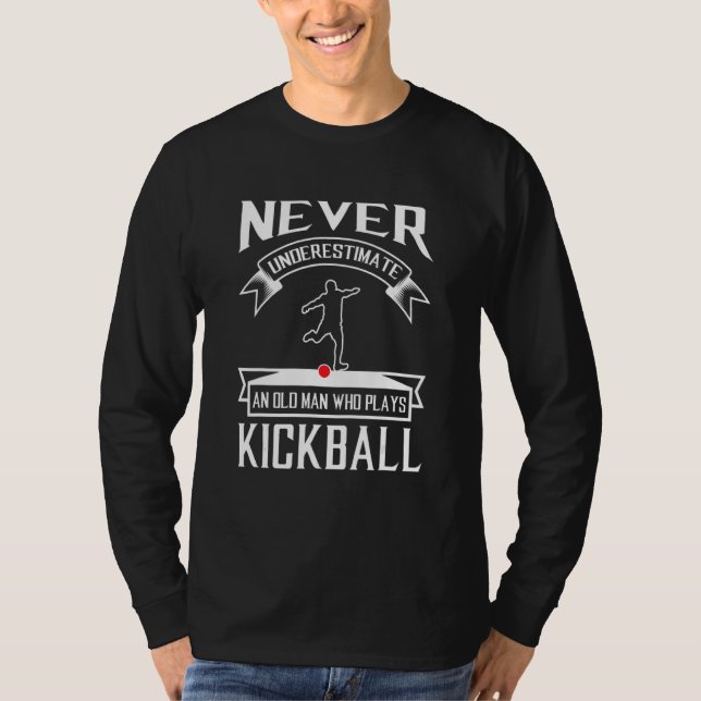 Never Underestimate An Old Man Who Plays Kickball T Shirt (Framsida)