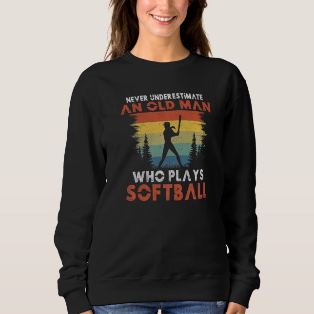 Never underestimate an old Man who plays Softball  T Shirt (Framsida)