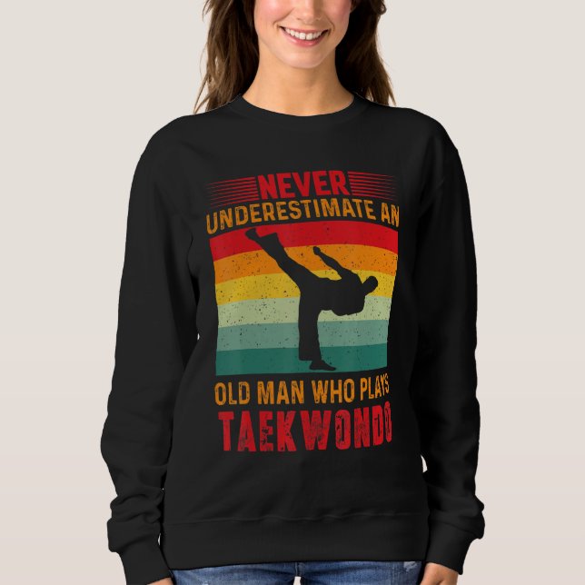 Never Underestimate An Old Man Who Plays Taekwondo T Shirt (Framsida)