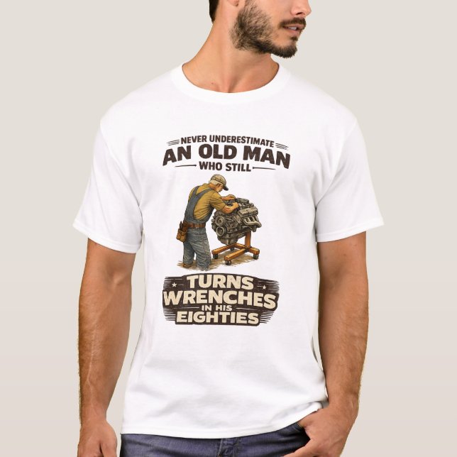 Never Underestimate an Old Man Who Still Turns Wre T Shirt (Framsida)