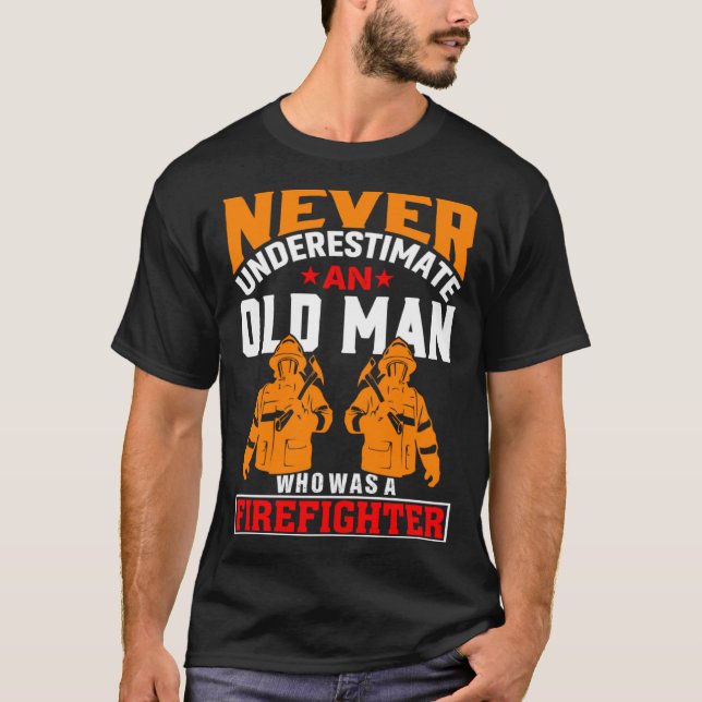 Never Underestimate An Old Man Who Was A Firefight T Shirt (Framsida)