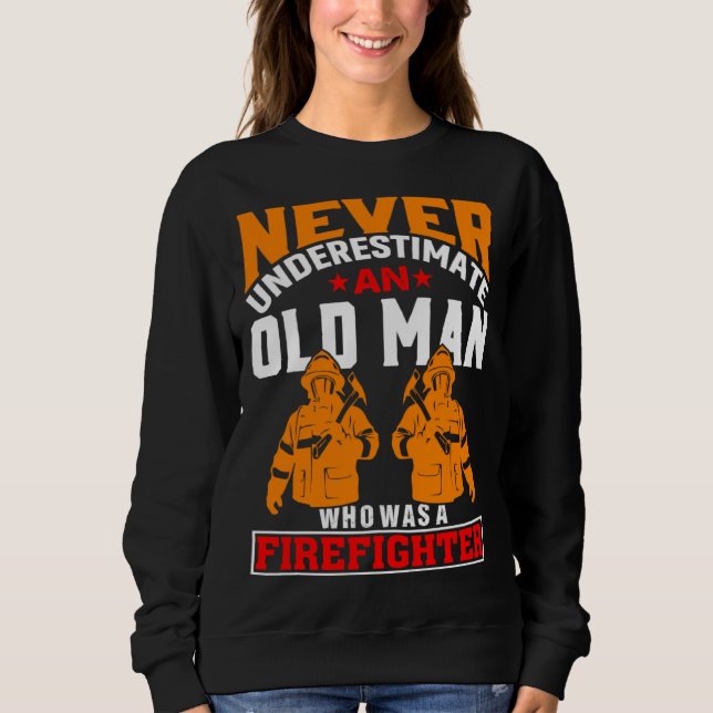 Never Underestimate An Old Man Who Was A Firefight T Shirt (Framsida)