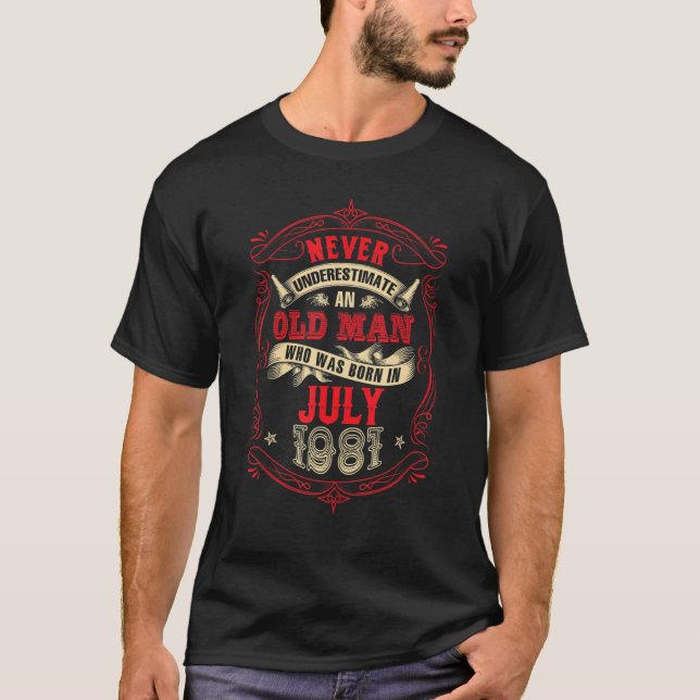 Never Underestimate An Old Man Who Was Born in Jul T Shirt (Framsida)
