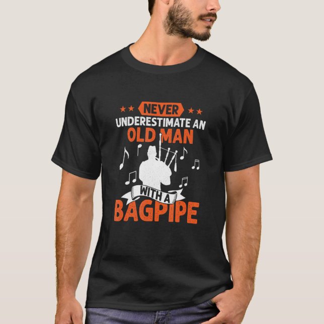 Never Underestimate An Old Man With A Bagpipe Bagp T Shirt (Framsida)