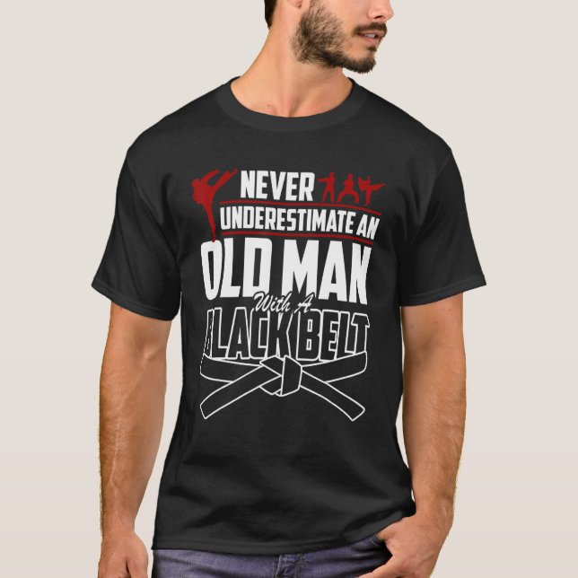 Never Underestimate An Old Man With A Black Belt K T Shirt (Framsida)