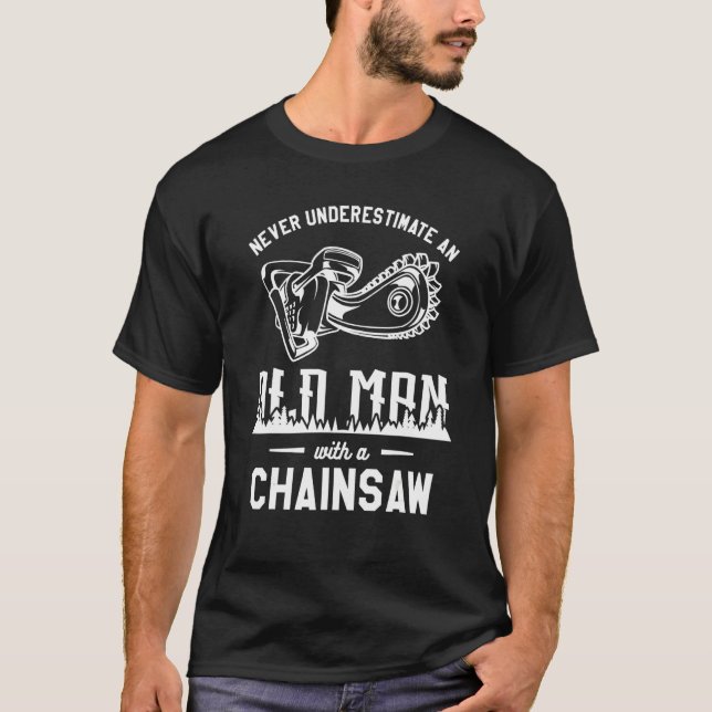 Never Underestimate An Old Man With A Chainsaw Arb T Shirt (Framsida)