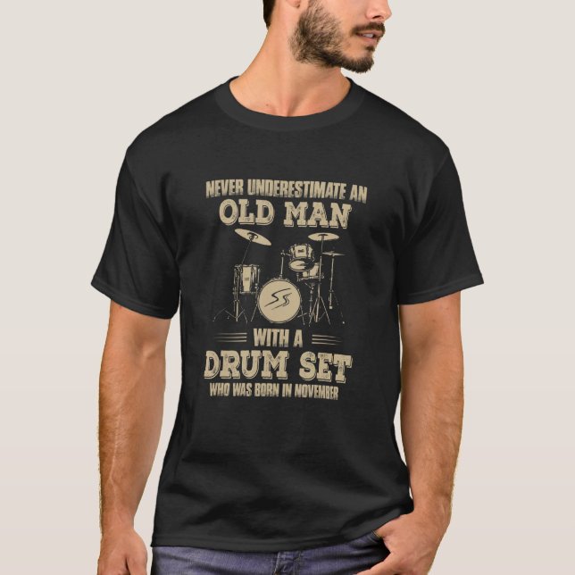 Never underestimate an old man with a drum set Nov T Shirt (Framsida)
