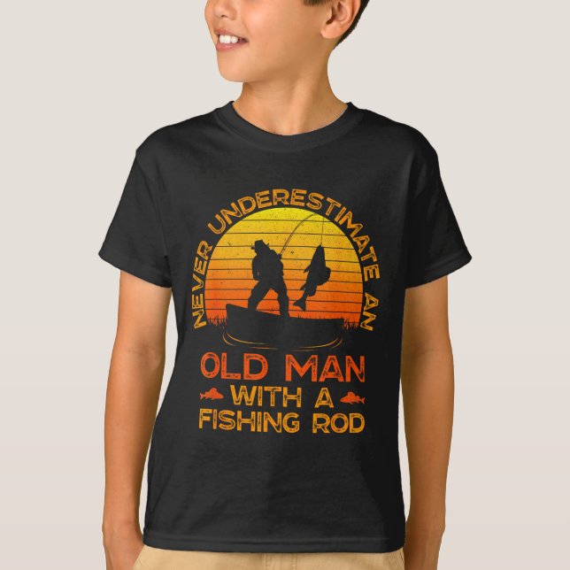 Never Underestimate An Old Man With A Fishing Rod  T Shirt (Framsida)