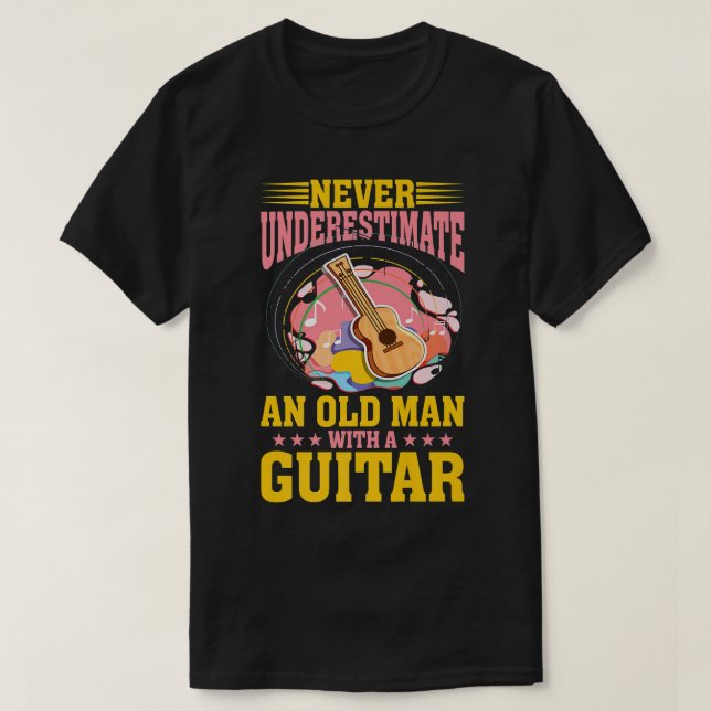 Never underestimate an old man with a Guitar Funny T Shirt (Design framsida)