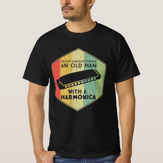 Never Underestimate An Old Man With A Harmonica T Shirt (Framsida)
