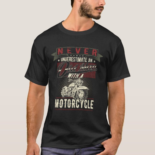 Never Underestimate An Old Man With A Motorcycle V T Shirt (Framsida)