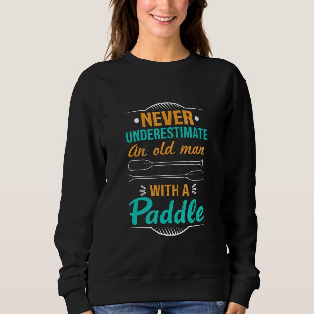Never Underestimate An Old Man With A Paddle Kayak T Shirt (Framsida)