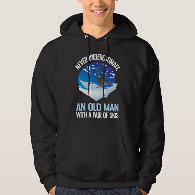 Never Underestimate An Old Man With A Pair Of Skis Hoodie (Framsida)