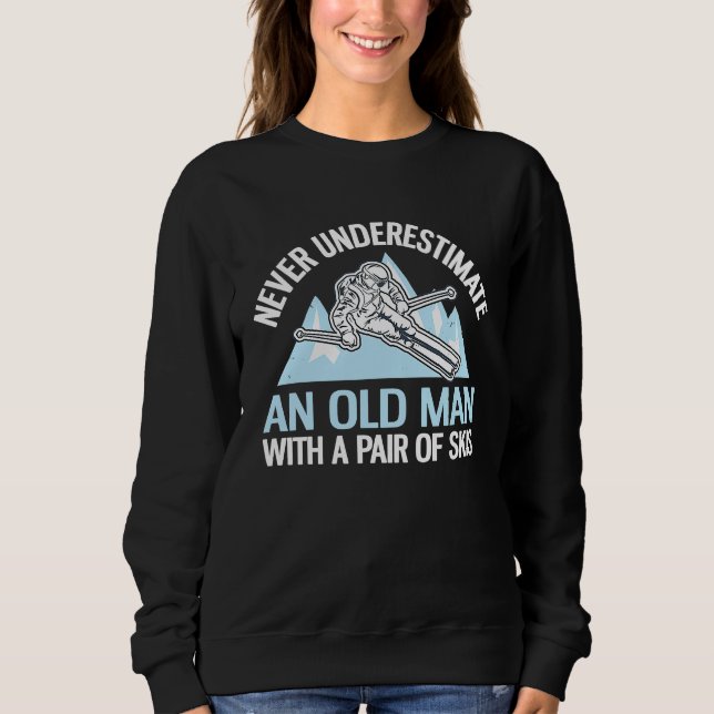 Never Underestimate An Old Man With A Pair Of Skis T Shirt (Framsida)
