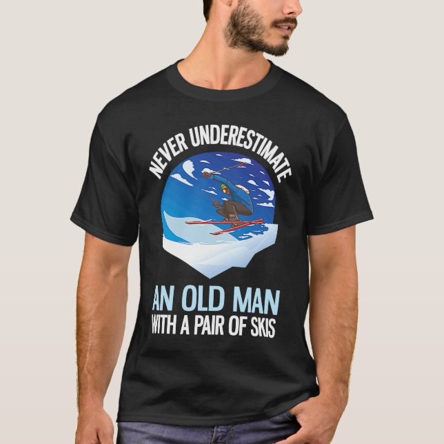Never Underestimate An Old Man With A Pair Of Skis T Shirt (Framsida)