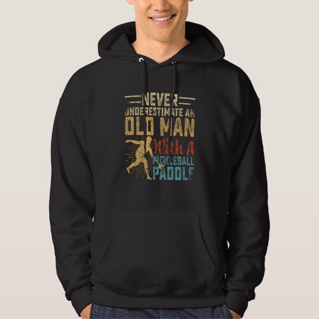 Never Underestimate An Old Man With A Pickleball P Hoodie (Framsida)