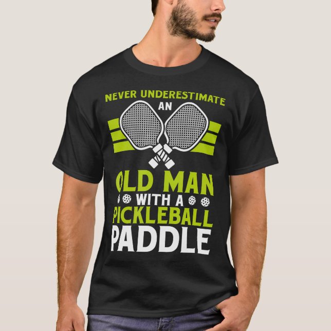Never Underestimate An Old Man With A Pickleball P T Shirt (Framsida)