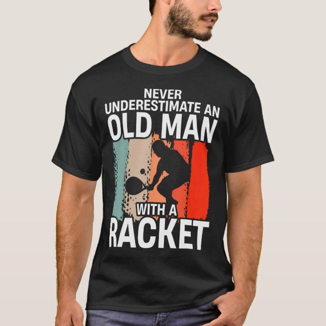 Never Underestimate An Old Man With A Racket Funny T Shirt (Framsida)