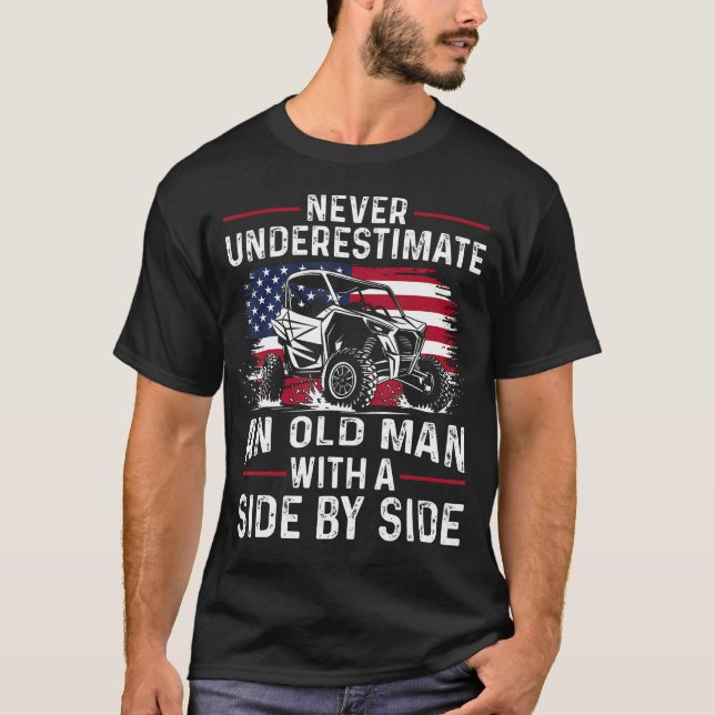 Never Underestimate An Old Man With A Side By Side T Shirt (Framsida)