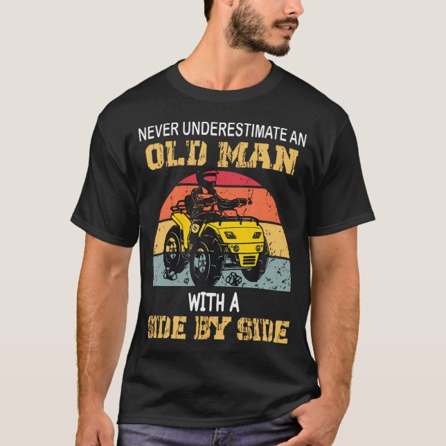 Never Underestimate An Old Man With A Side By Side T Shirt (Framsida)