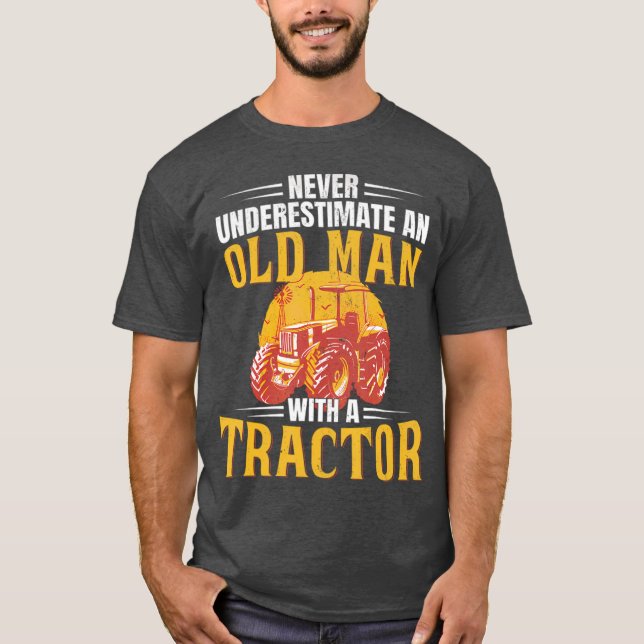 Never Underestimate An Old Man With A Tractor Funn T Shirt (Framsida)