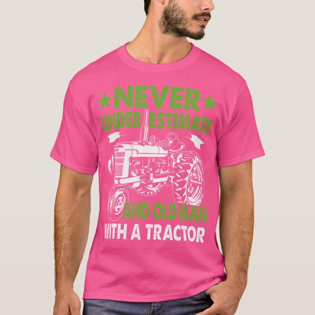 Never Underestimate An Old Man With A Tractor T Shirt (Framsida)