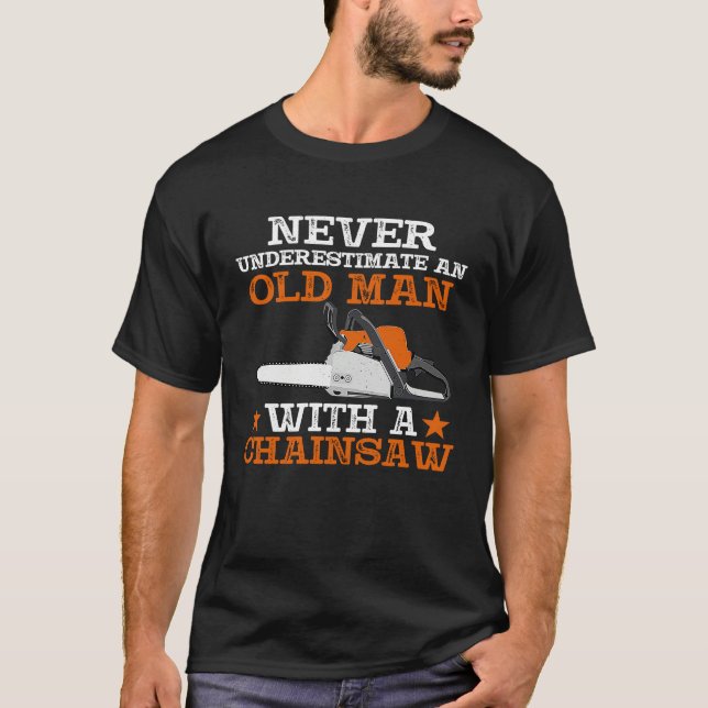 Never Underestimate An Old Man With Chainsaw Lumbe T Shirt (Framsida)