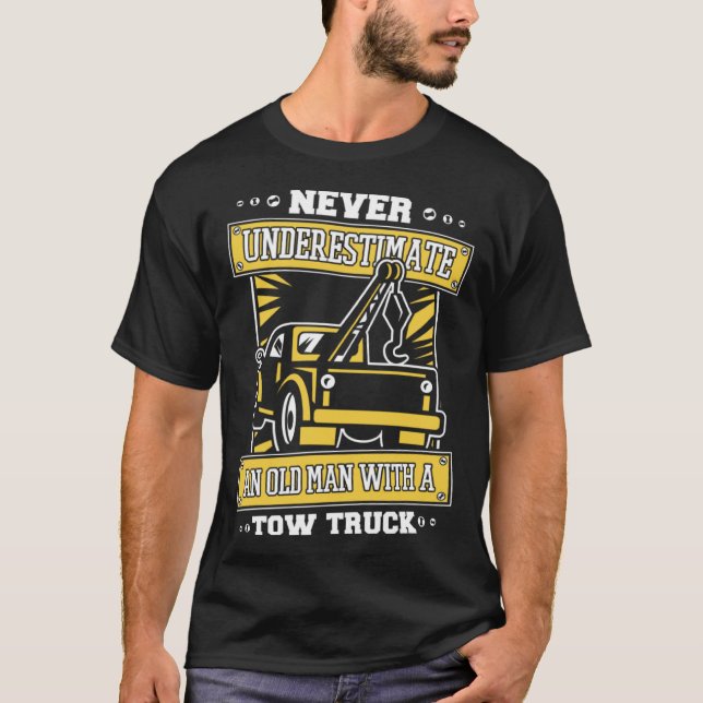 Never Underestimate An Old Man With Tow Truck Tow  T Shirt (Framsida)