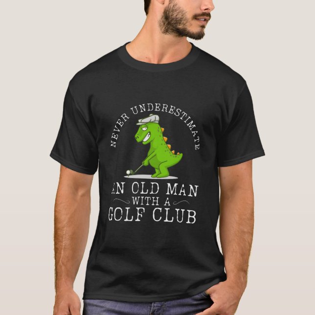Never Underestimate An Old With A Golf Club T Shirt (Framsida)