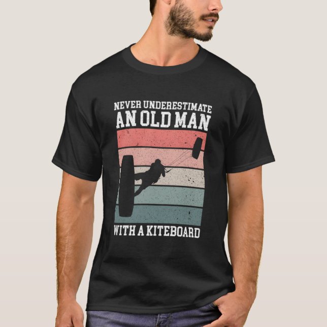 Never Underestimate An Old With A Kiteboard Kitesu T Shirt (Framsida)