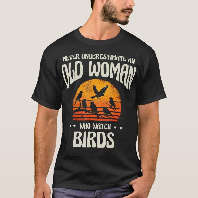 Never Underestimate An Old Woman Bird Watching Bir T Shirt (Framsida)